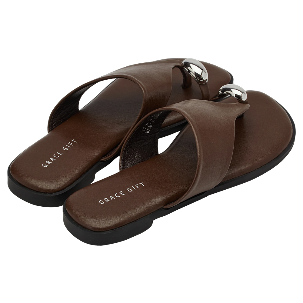 GraceGift 平價女鞋 時尚秀場 輕奢金屬套趾澎澎雲感平底拖鞋 咖色