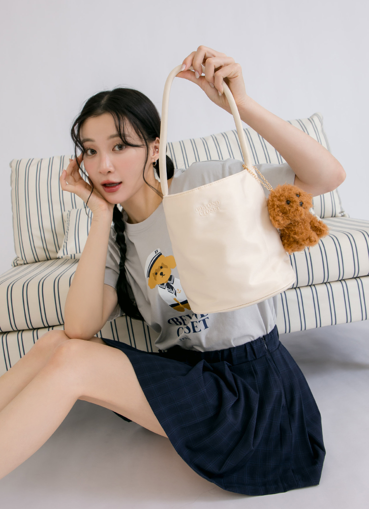 韓國Beyond Closet 輕量尼龍水桶手提肩背包 米白 附貴賓狗絨毛掛飾