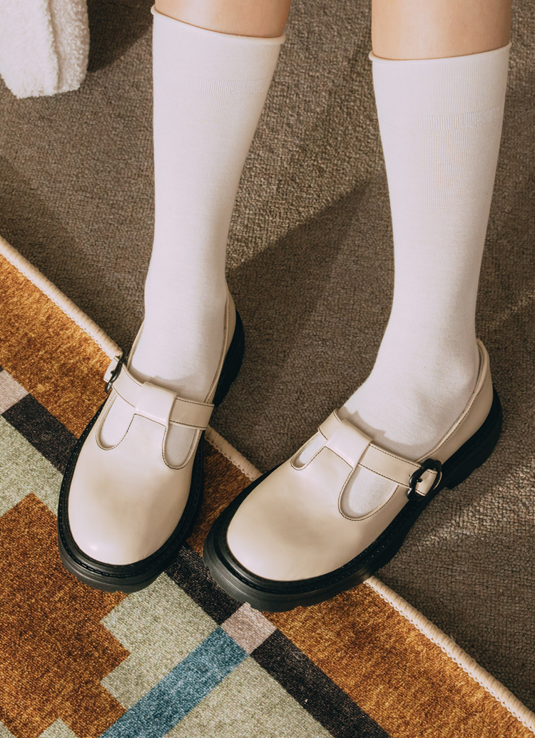 GraceGift平價女鞋 日系可愛小花扣 T字 輕量瑪莉珍鞋 米白