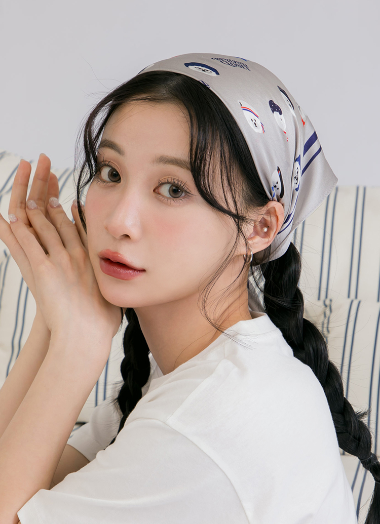韓國Beyond Closet 滿版比熊印花真絲方巾 淺灰