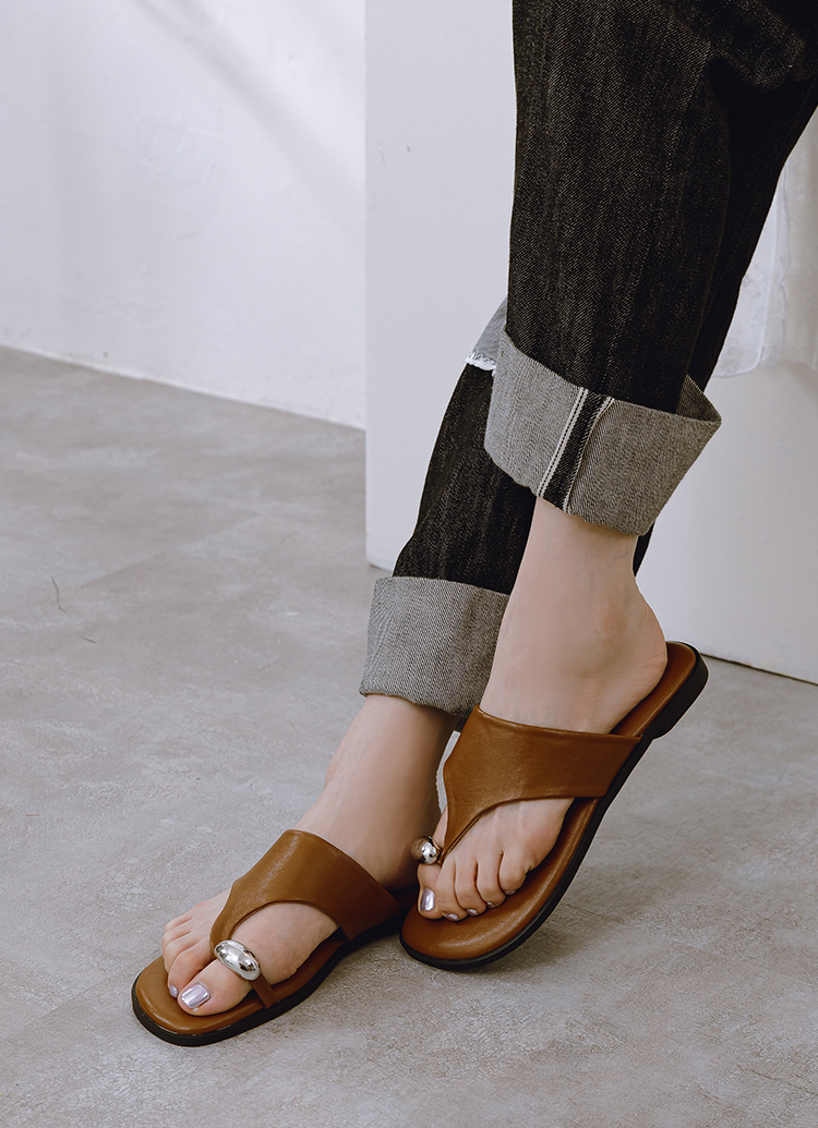 GraceGift 平價女鞋 時尚秀場 輕奢金屬套趾澎澎雲感平底拖鞋 淺棕色