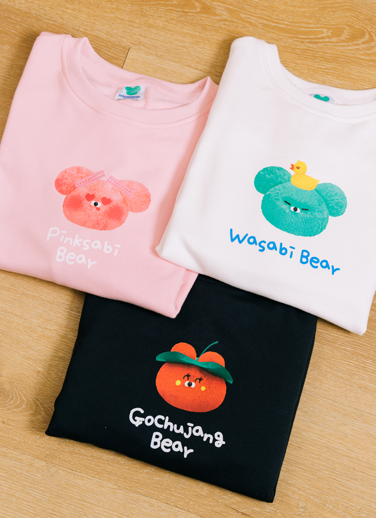 GraceGift Wasabi Bear聯名 辣椒醬熊 小頭字母印花大學T 深藍色 實拍圖