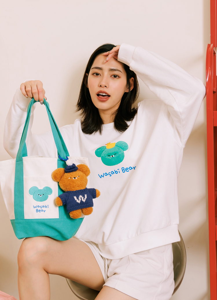 GraceGift Wasabi Bear聯名 芥末熊 小頭字母印花大學T 白色 實拍圖