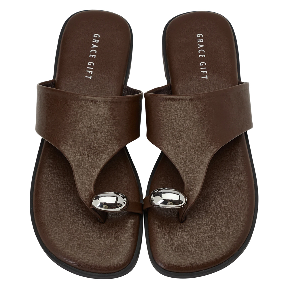 GraceGift 平價女鞋 時尚秀場 輕奢金屬套趾澎澎雲感平底拖鞋 咖色