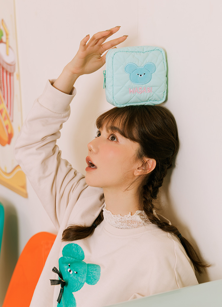 GraceGift Wasabi Bear聯名 芥末熊 格紋鋪棉收納包 藍綠色 實拍圖