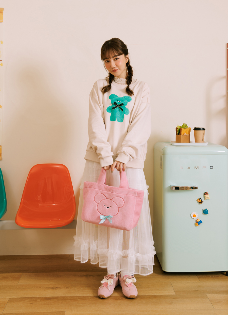 GraceGift Wasabi Bear聯名 芥末熊 蝴蝶結撞色印花大學T 卡其色 實拍圖