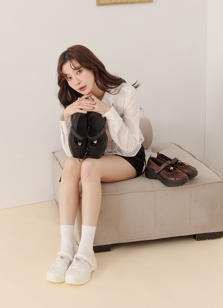 GraceGift平價女鞋 愛心 交叉繫繩 輕量厚底 芭蕾舞運動鞋 黑色