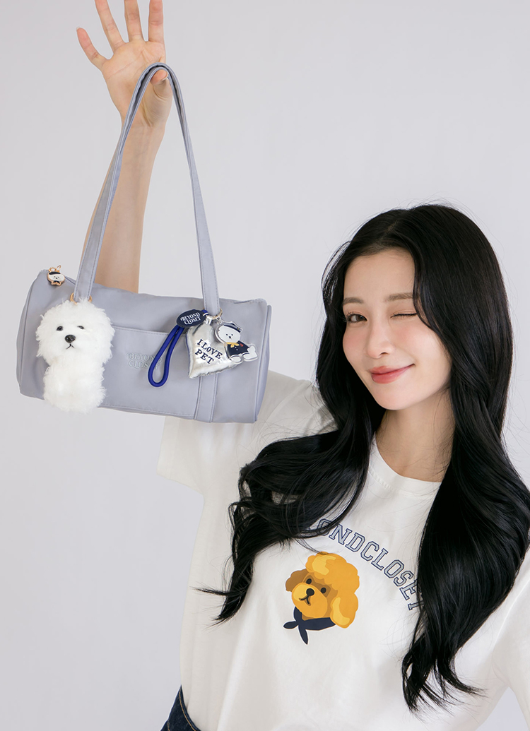 韓國Beyond Closet 輕量尼龍圓筒肩背包 淺灰 附比熊絨毛掛飾