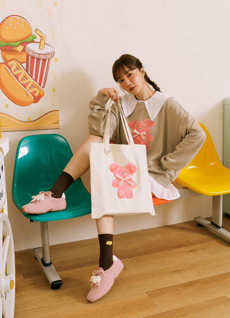 GraceGift Wasabi Bear聯名 粉芥末熊 蝴蝶結撞色印花大學T 卡其色 實拍圖