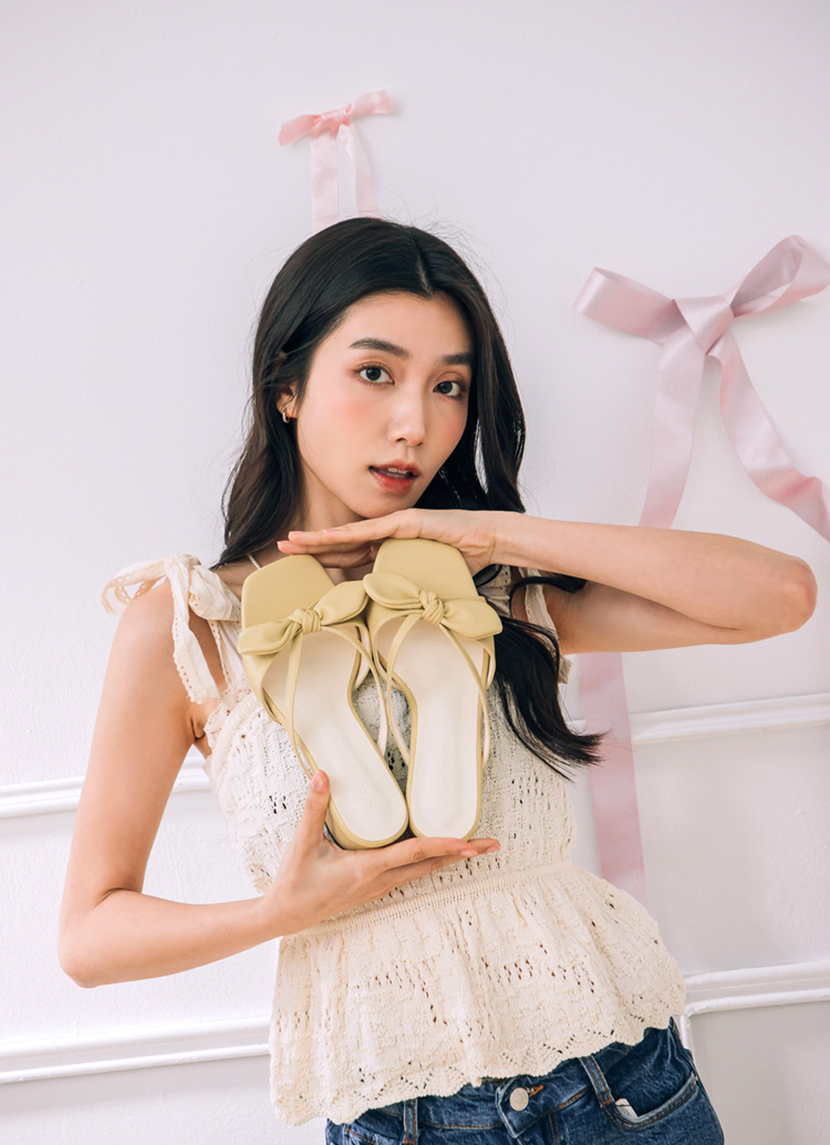 GraceGift平價女鞋 時尚秀場 方頭 日雜感蝴蝶結寬帶低跟拖鞋 淺黃色