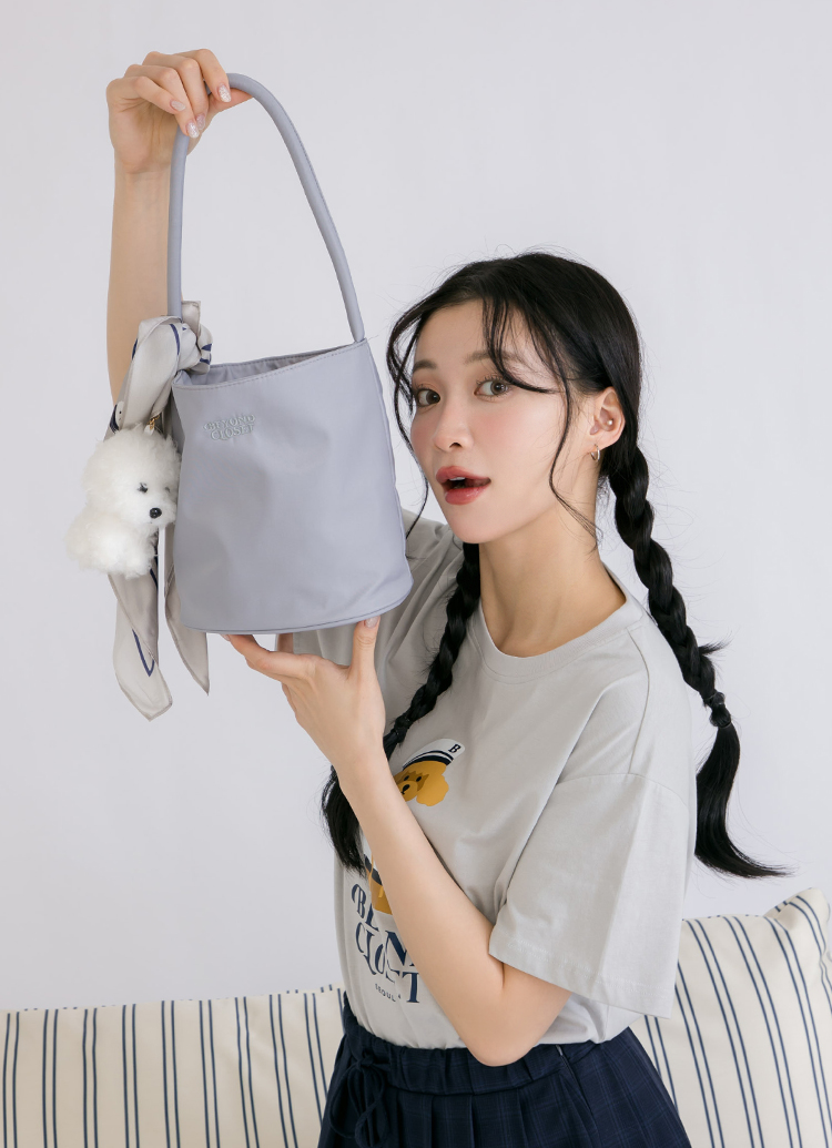 韓國Beyond Closet 輕量尼龍水桶手提肩背包 淺灰 附比熊犬絨毛掛飾
