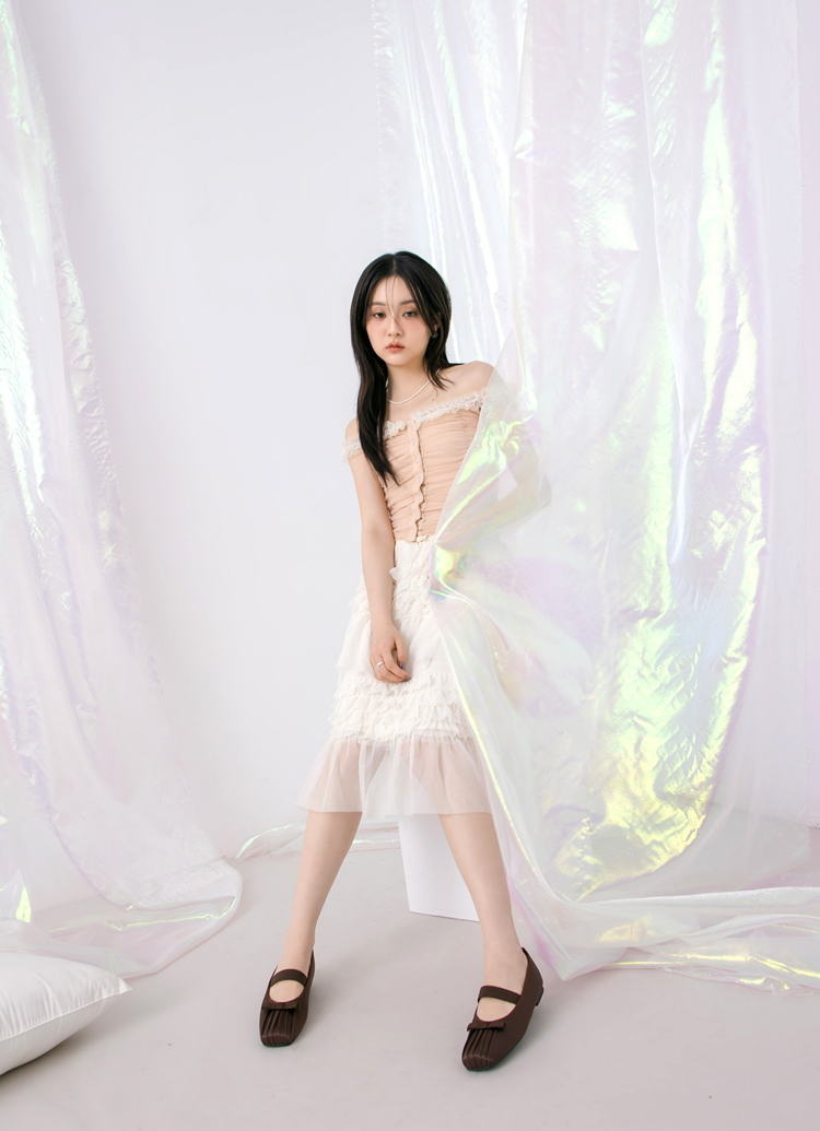 GraceGift平價女鞋 時尚秀場 方頭 法式芭蕾精緻抓皺方頭緞面平底瑪莉珍鞋 咖色