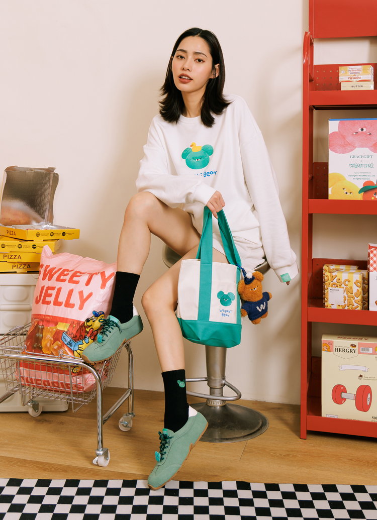 GraceGift Wasabi Bear聯名 芥末熊 小頭字母印花大學T 白色 實拍圖