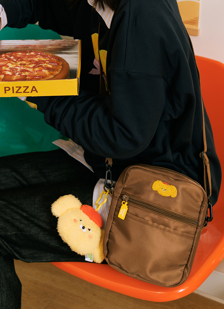 GraceGift Wasabi Bear聯名 黃芥末熊 熊雙層斜背尼龍隨身包 咖色 實拍圖