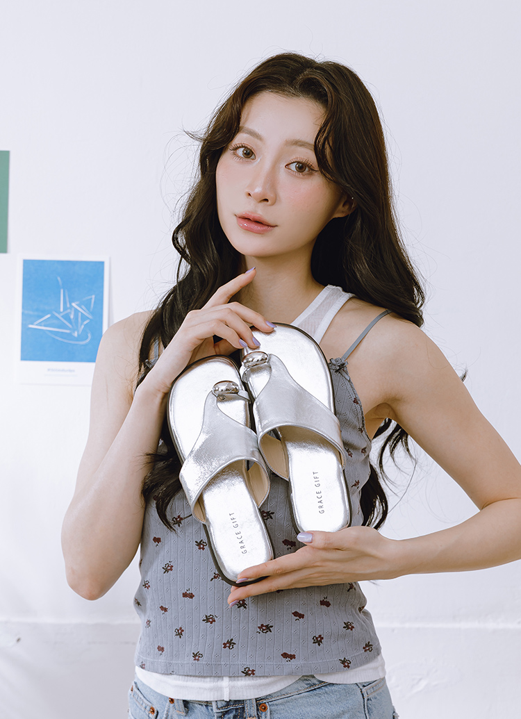 GraceGift 平價女鞋 時尚秀場 輕奢金屬套趾澎澎雲感平底拖鞋 銀色