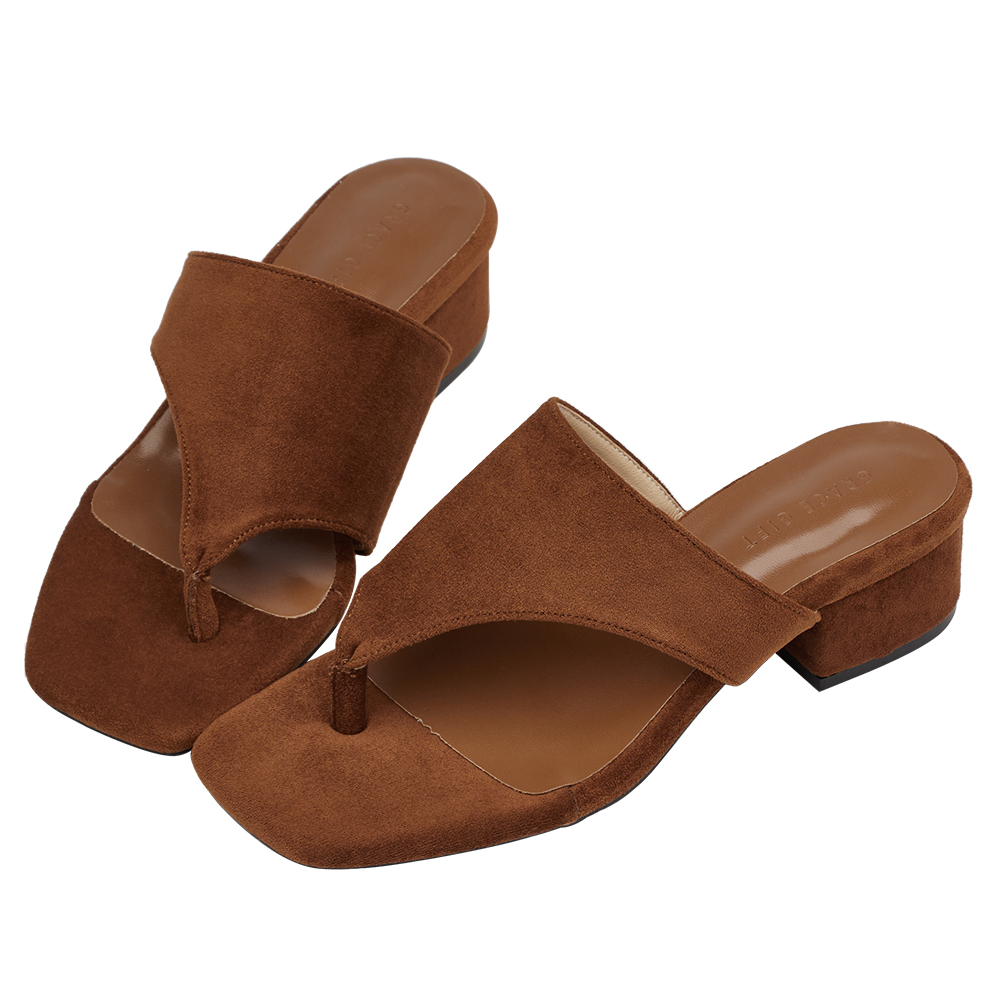 GraceGift 平價女鞋 時尚秀場 方頭 極簡美學柔感人字中跟拖鞋 棕色