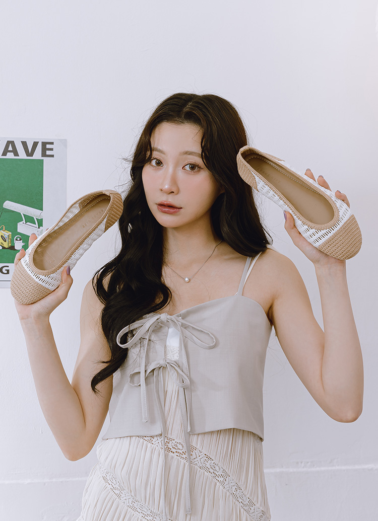 GraceGift 平價女鞋 時尚秀場 圓頭 法式輕透編織拼色平底娃娃鞋 米白色