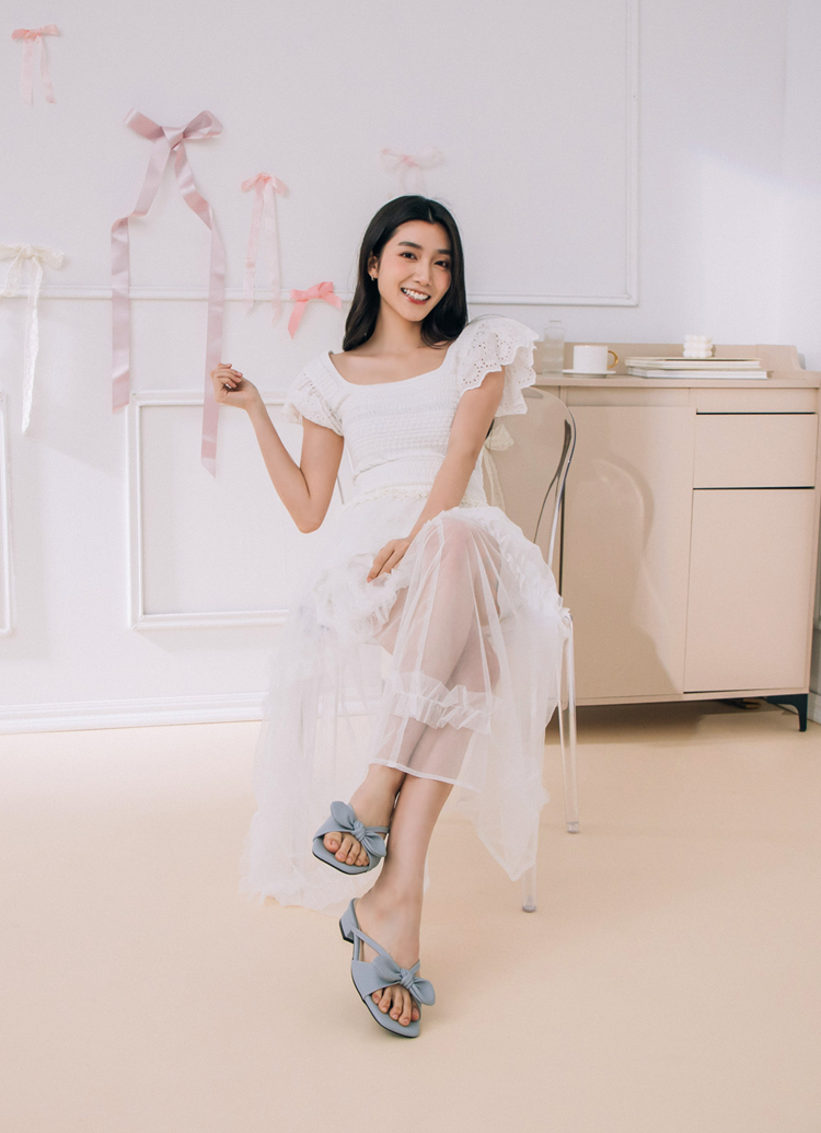 GraceGift平價女鞋 時尚秀場 方頭 日雜感蝴蝶結寬帶低跟拖鞋 藍灰色