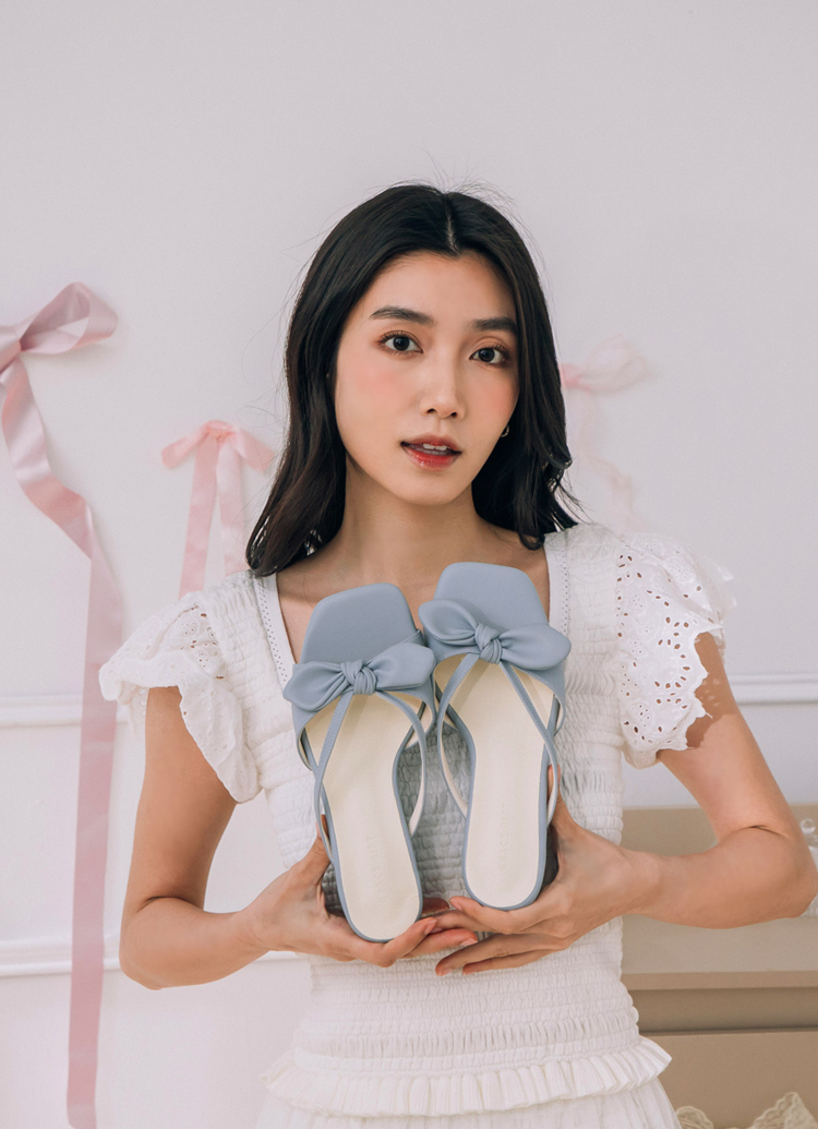 GraceGift平價女鞋 時尚秀場 方頭 日雜感蝴蝶結寬帶低跟拖鞋 藍灰色