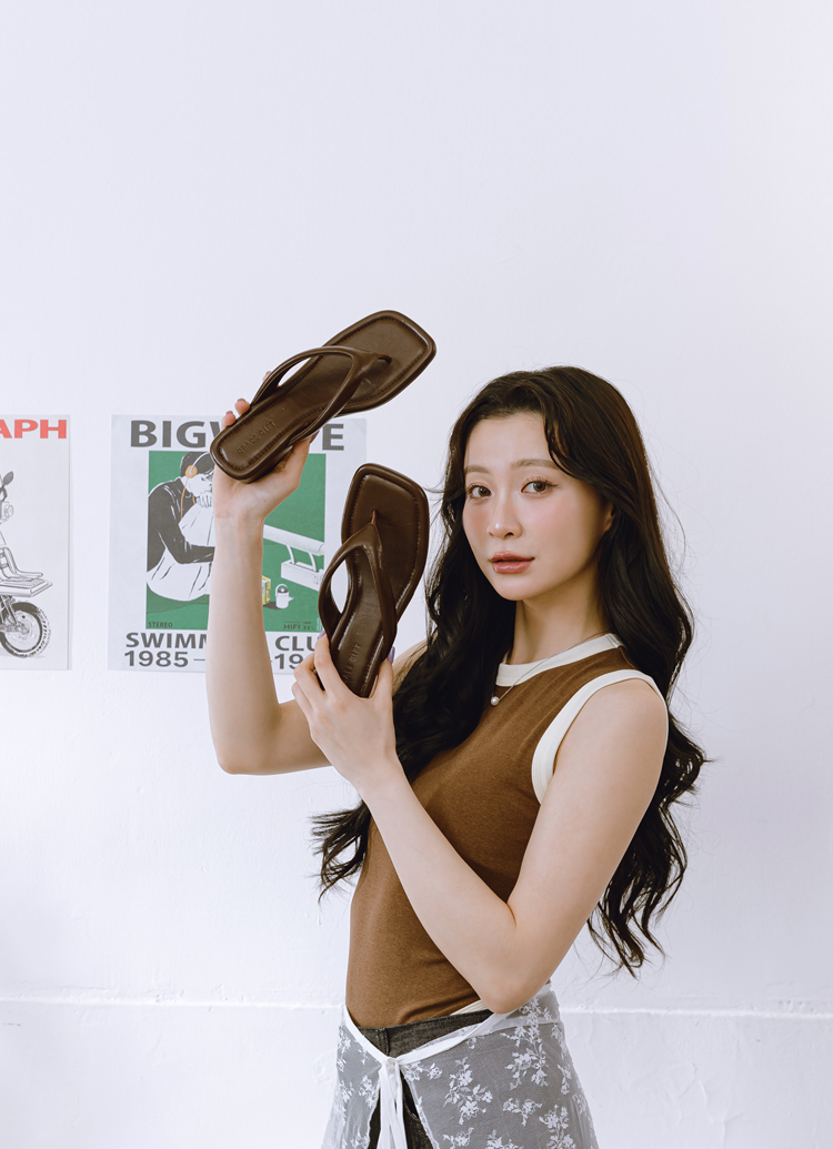 GraceGift 平價女鞋 時尚秀場 方頭 韓系慵懶人字中跟拖鞋 咖色