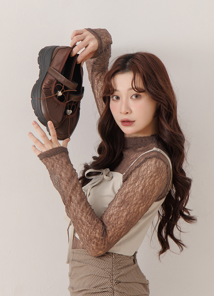 GraceGift平價女鞋 愛心 交叉繫繩 輕量厚底 芭蕾舞運動鞋 咖啡色