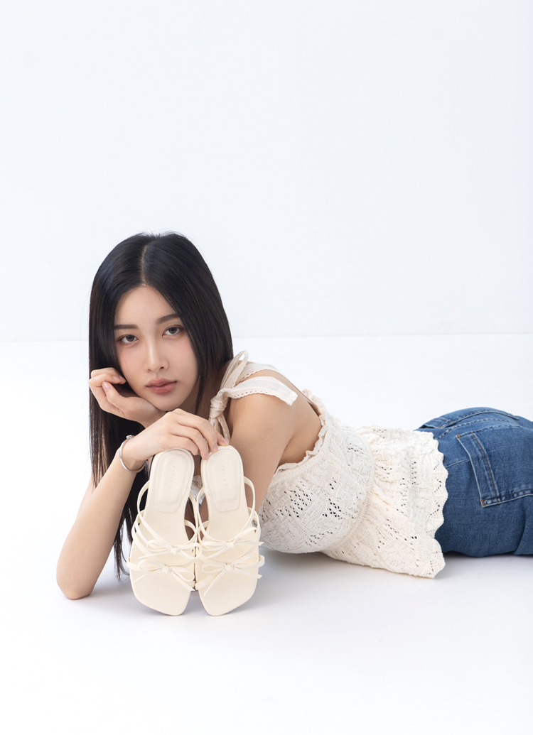 GraceGift平價女鞋 時尚秀場 方頭 韓系雙蝴蝶結細帶平底拖鞋 米白色