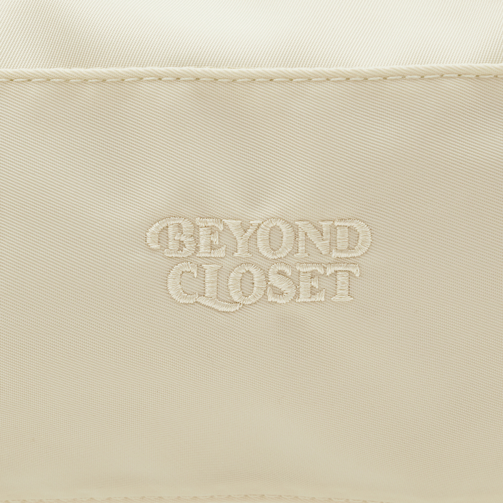 韓國Beyond Closet 輕量尼龍圓筒肩背包 米白 附貴賓狗絨毛掛飾