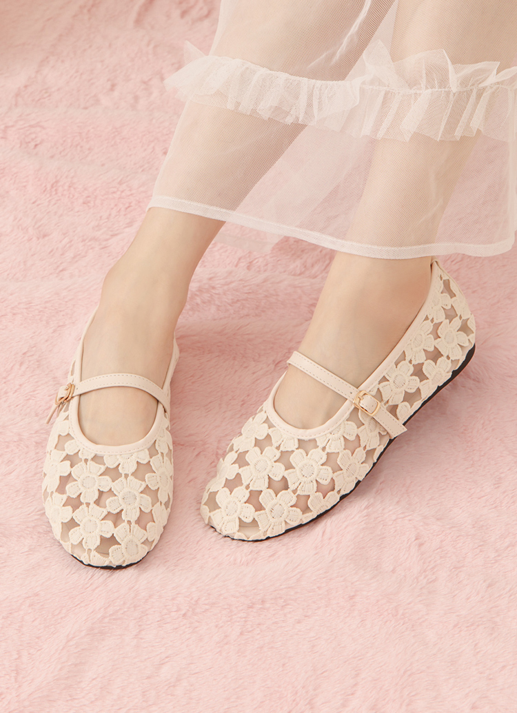 GraceGift平價女鞋 法式少女 蕾絲花朵 透膚平底 瑪莉珍鞋 杏色