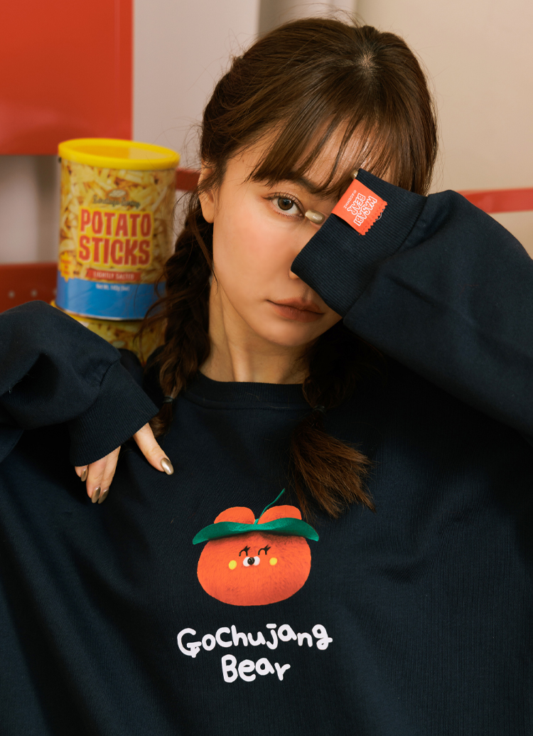 GraceGift Wasabi Bear聯名 辣椒醬熊 小頭字母印花大學T 深藍色 實拍圖