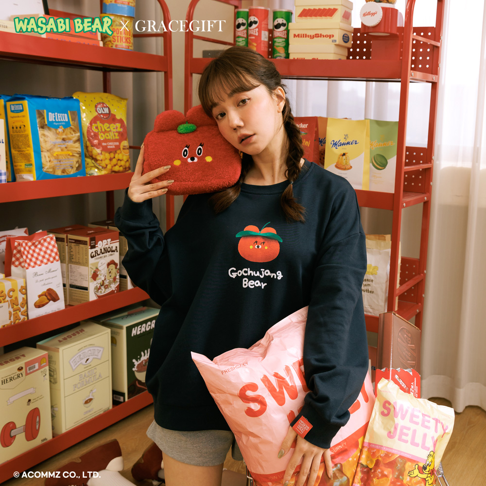 GraceGift Wasabi Bear聯名 辣椒醬熊 小頭字母印花大學T 深藍色 實拍圖