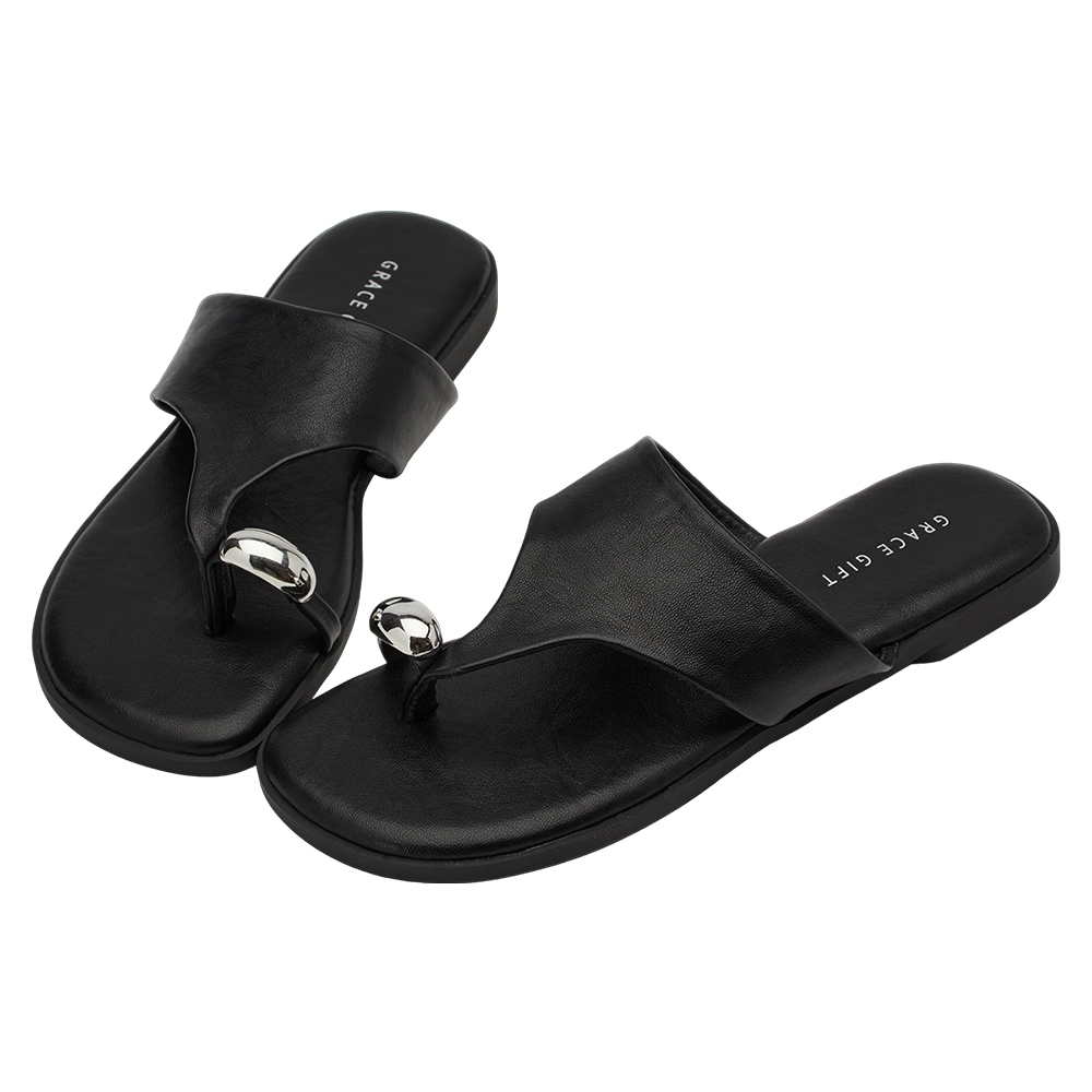 GraceGift 平價女鞋 時尚秀場 輕奢金屬套趾澎澎雲感平底拖鞋 黑色