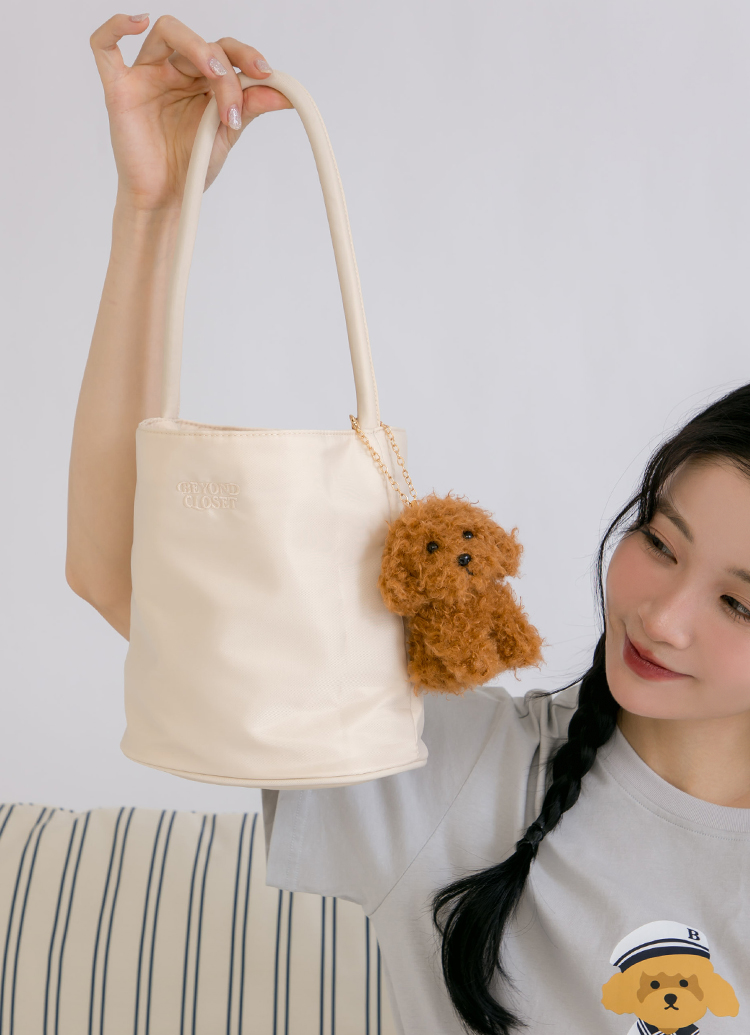 韓國Beyond Closet 輕量尼龍水桶手提肩背包 米白 附貴賓狗絨毛掛飾