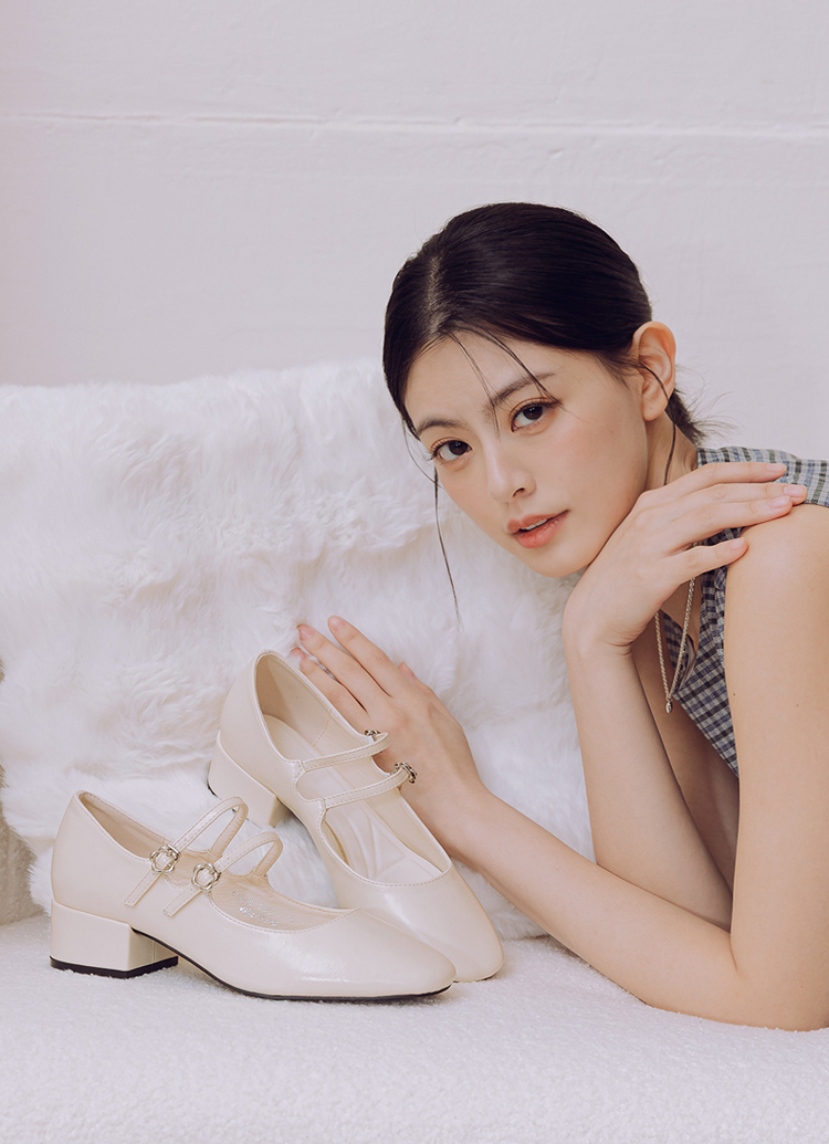 GraceGift平價女鞋 時尚秀場 方圓頭 瑪黑穿搭小花扣環雙帶中跟瑪莉珍鞋 米白色