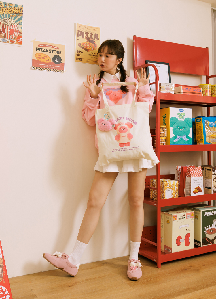 Grace Gift 平價女鞋 Wasabi Bear 聯名 粉芥末熊 印花帆布包 正紅色 實拍圖