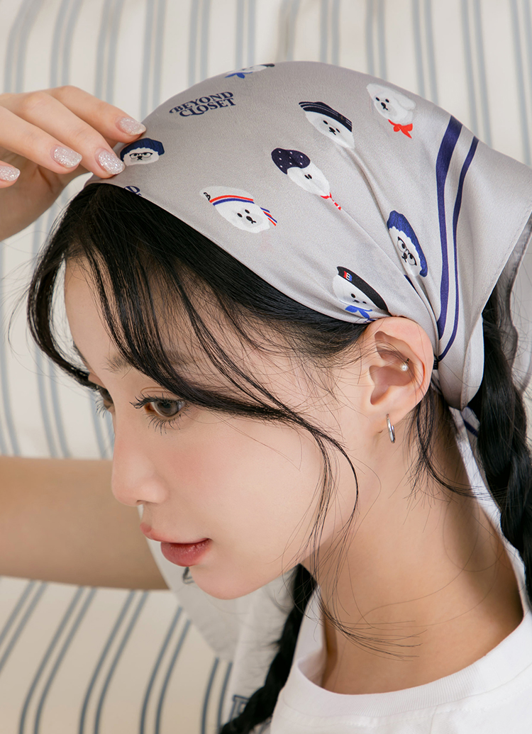 韓國Beyond Closet 滿版比熊印花真絲方巾 淺灰