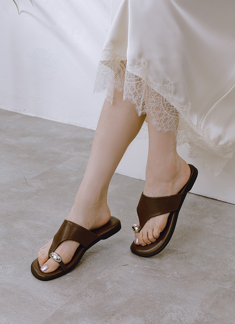 GraceGift 平價女鞋 時尚秀場 輕奢金屬套趾澎澎雲感平底拖鞋 咖色