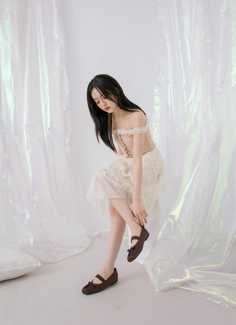 GraceGift平價女鞋 時尚秀場 方頭 法式芭蕾精緻抓皺方頭緞面平底瑪莉珍鞋 咖色