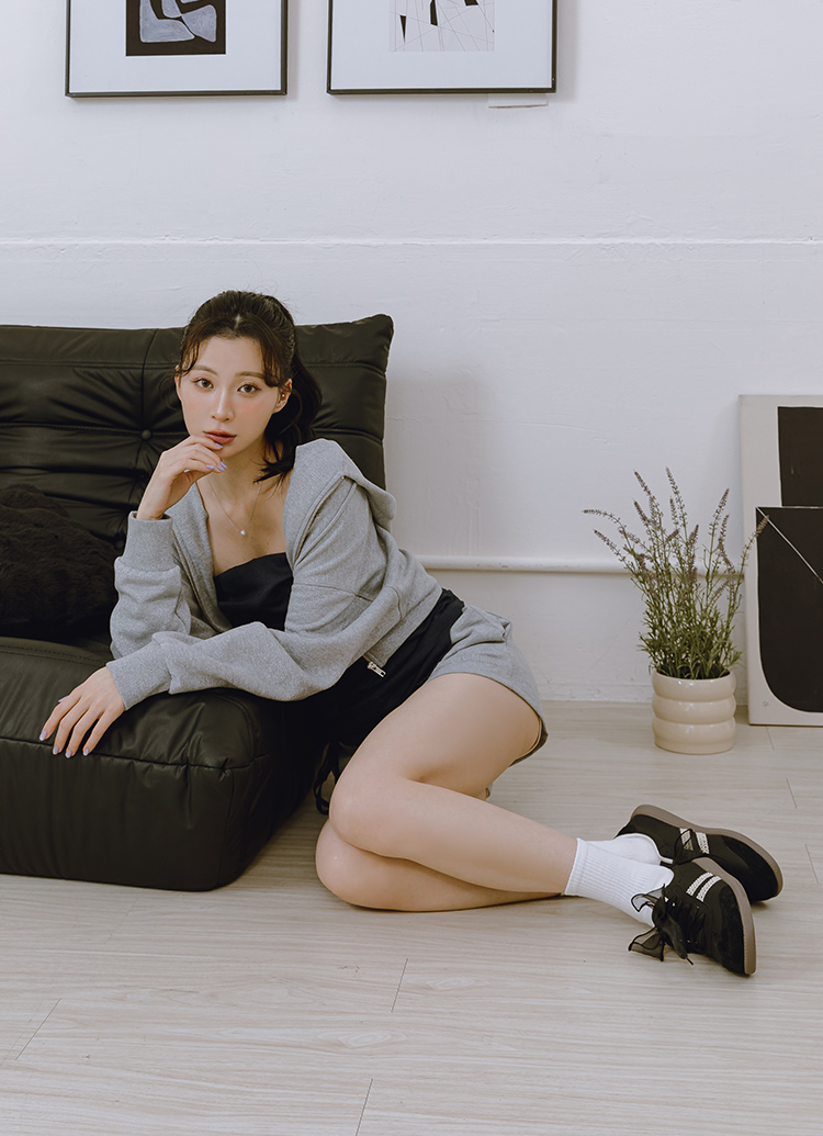 GraceGift 平價女鞋 復古摩登 真皮拼接薄底德訓鞋 附柔光紗帶 黑色 實品圖