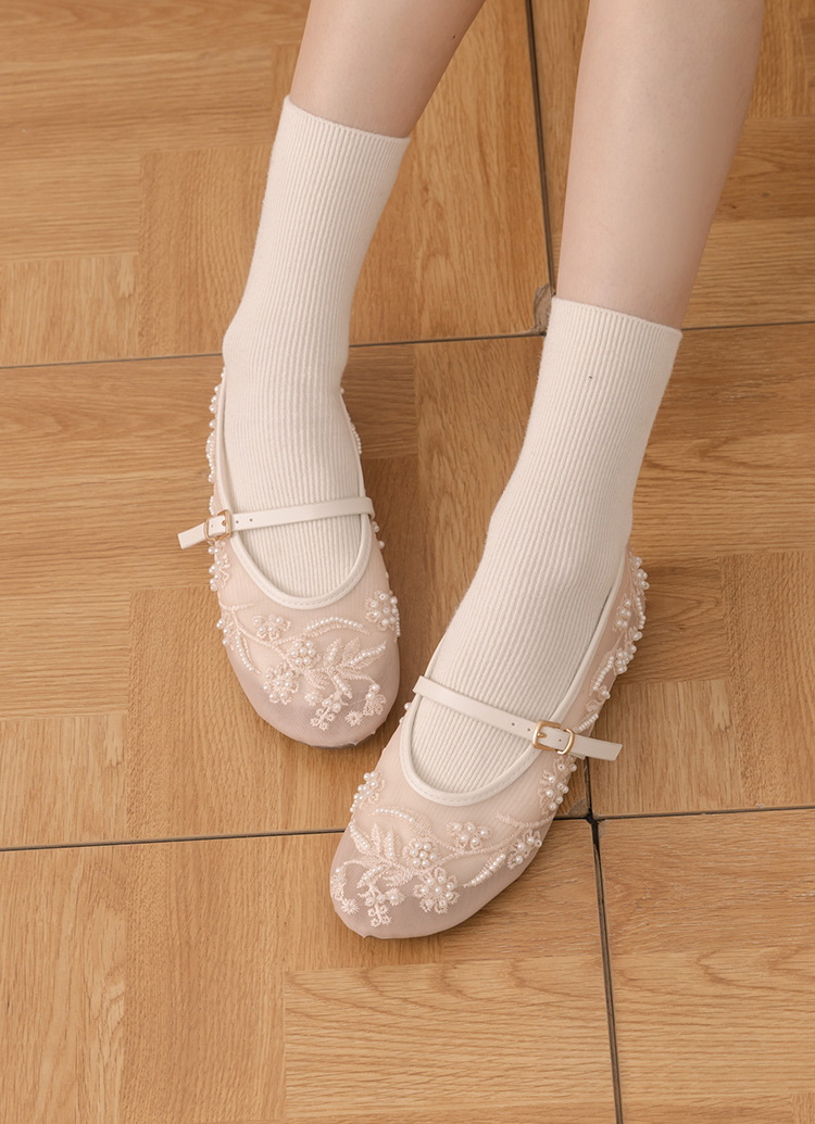 GraceGift平價女鞋 時尚秀場 圓頭 浪漫珍珠繡花網紗平底瑪莉珍鞋 杏色