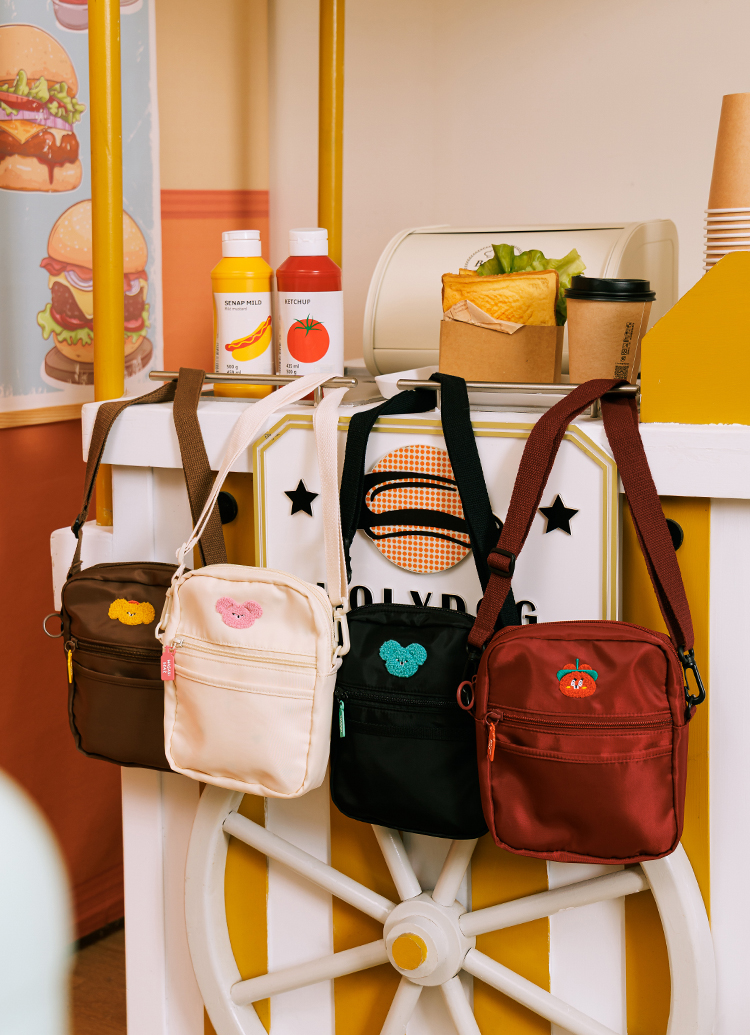 GraceGift Wasabi Bear聯名 芥末熊 熊雙層斜背尼龍隨身包 黑色 實拍圖