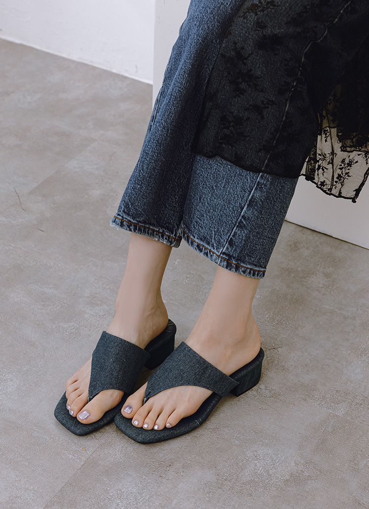 GraceGift 平價女鞋 時尚秀場 方頭 極簡美學柔感人字中跟拖鞋 牛仔