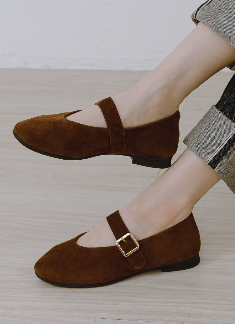 GraceGift 平價女鞋 時尚秀場 圓頭 精品級金屬方釦真皮平底瑪莉珍鞋 咖色