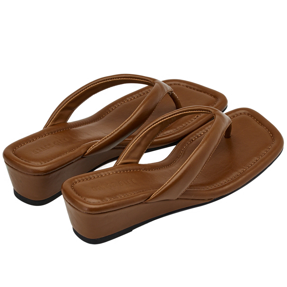 GraceGift 平價女鞋 時尚秀場 方頭 韓系慵懶人字中跟拖鞋 棕色