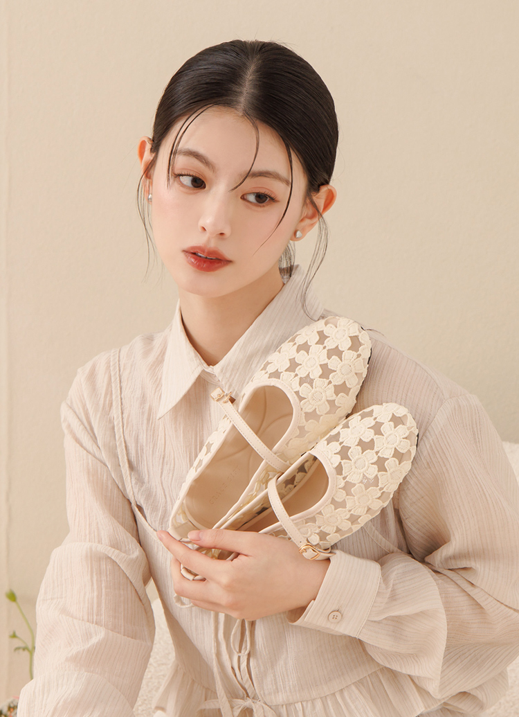 GraceGift平價女鞋 法式少女 蕾絲花朵 透膚平底 瑪莉珍鞋 杏色