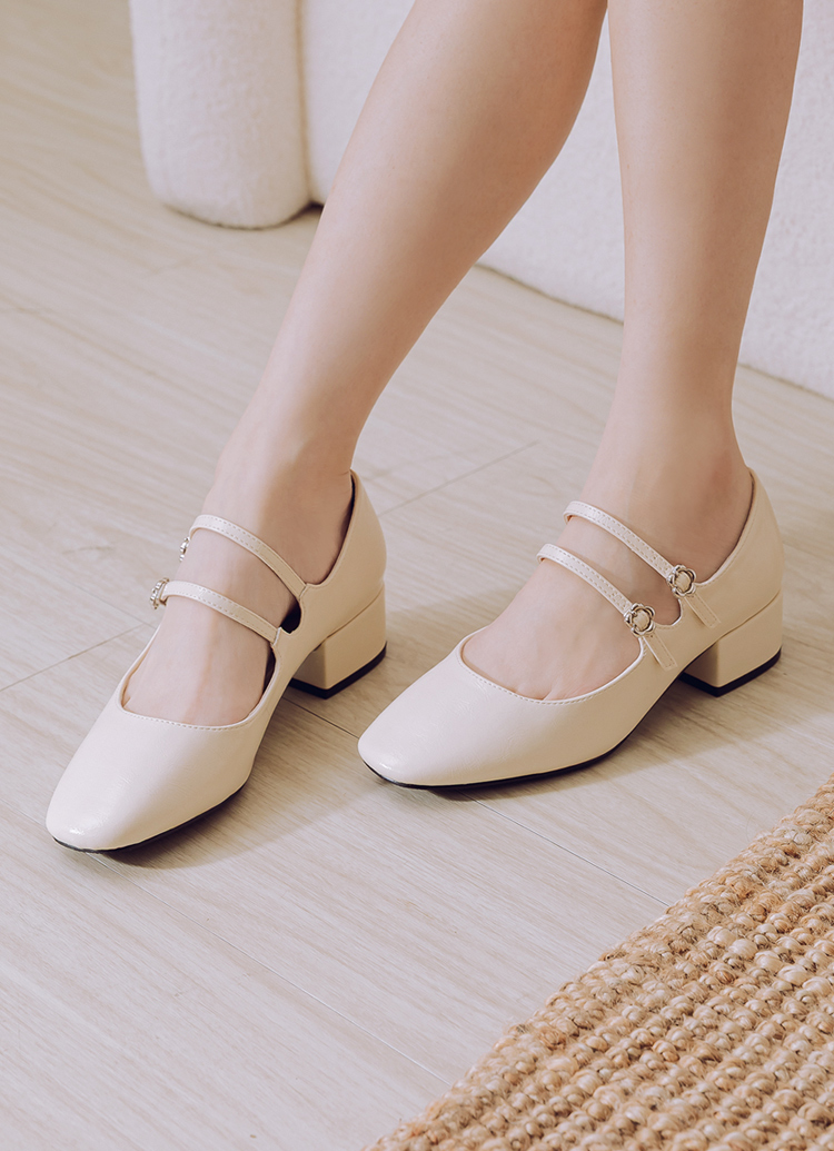 GraceGift平價女鞋 時尚秀場 方圓頭 瑪黑穿搭小花扣環雙帶中跟瑪莉珍鞋 米白色
