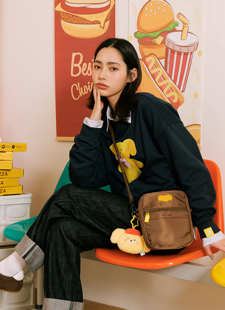 GraceGift Wasabi Bear聯名 黃芥末熊 熊雙層斜背尼龍隨身包 咖色 實拍圖