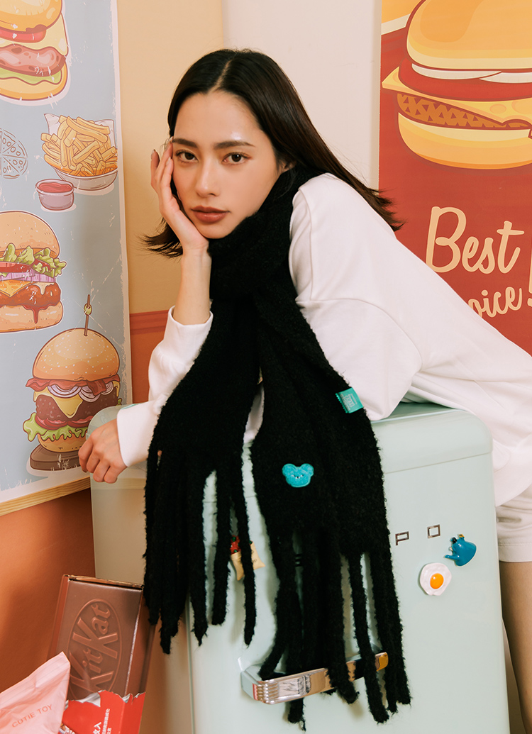 GraceGift Wasabi Bear聯名 芥末熊 顆粒仿羊毛流蘇圍巾 黑色 實拍圖