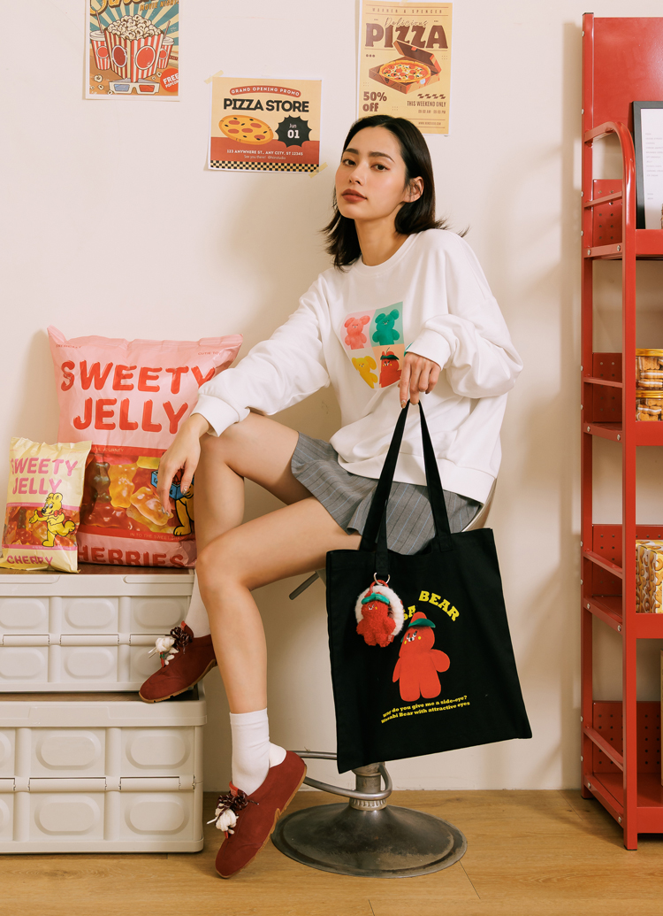 Grace Gift 平價女鞋 Wasabi Bear 聯名 辣椒醬熊 印花帆布包 正紅色 實拍圖