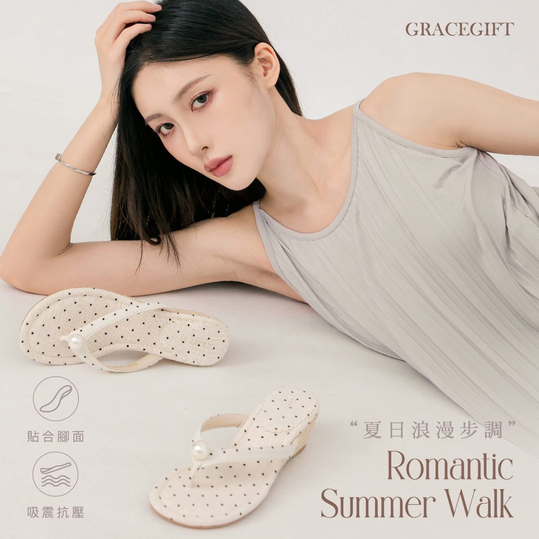 Grace Gift 日雜穿搭珍珠夾腳草編楔形涼拖鞋，圓點布料搭配珍珠裝飾，採用4.5CM手工草編楔形鞋跟、柔軟舒適鞋墊、圓弧友善鞋楦與橡膠防滑大底，打造舒適好走的日系度假風草編楔形涼鞋，適合通勤、旅行與夏日穿搭