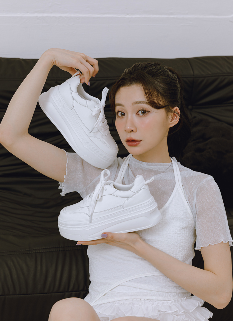 GraceGift 平價女鞋 時尚秀場 圓頭  零負重輕量級厚底休閒小白鞋  白色